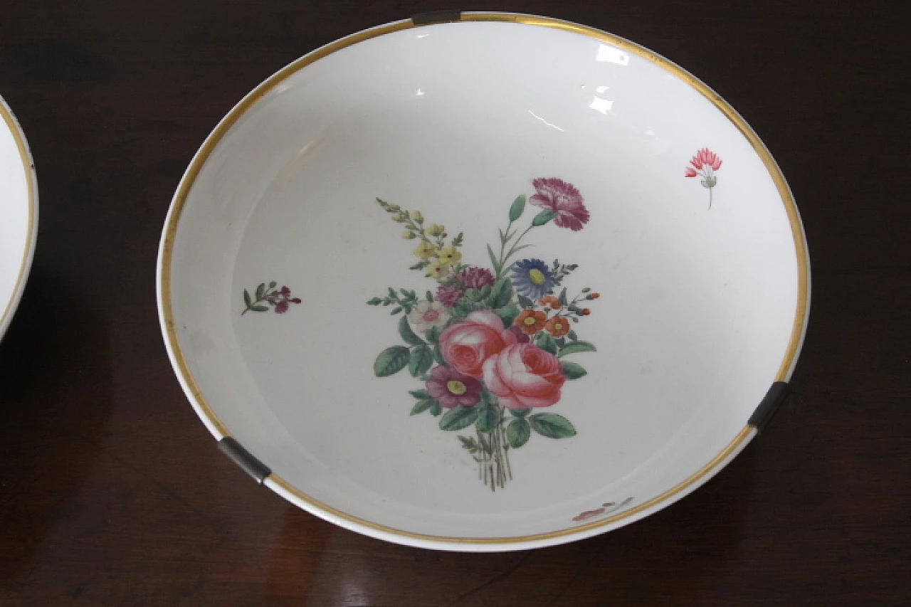 Pair of porcelain plates with painted flowers and gold trim by Ginori, early 19th century 4