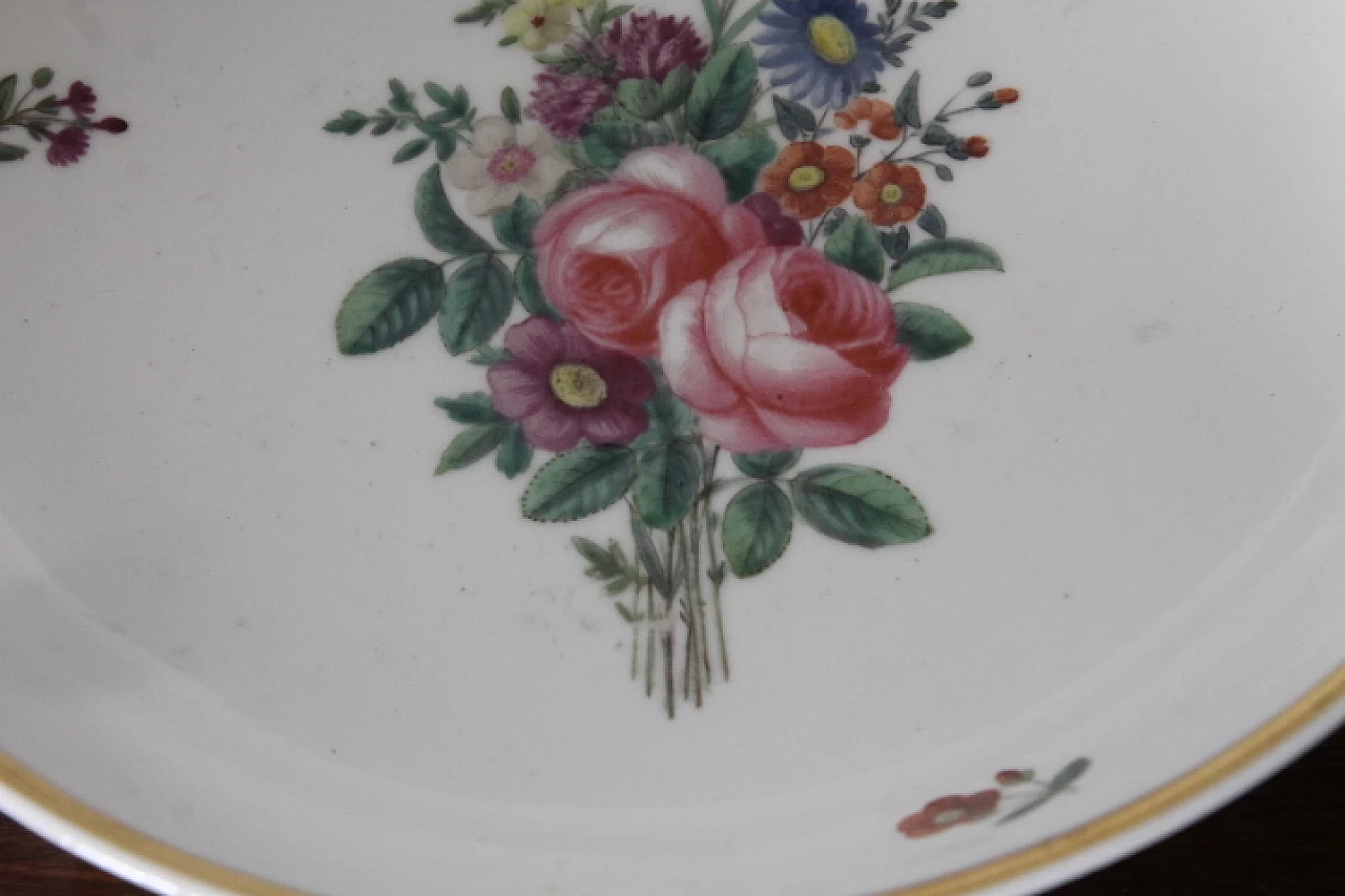 Pair of porcelain plates with painted flowers and gold trim by Ginori, early 19th century 5