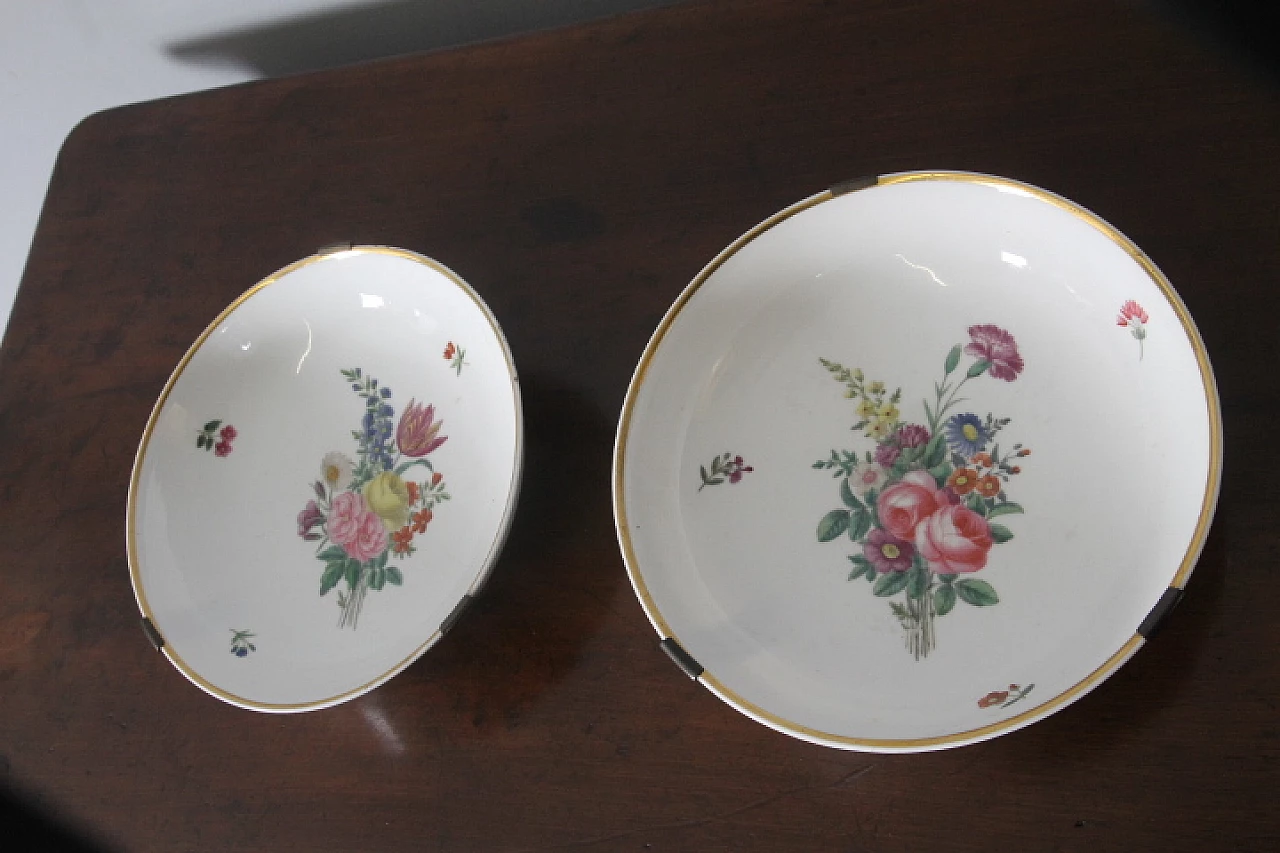 Pair of porcelain plates with painted flowers and gold trim by Ginori, early 19th century 7