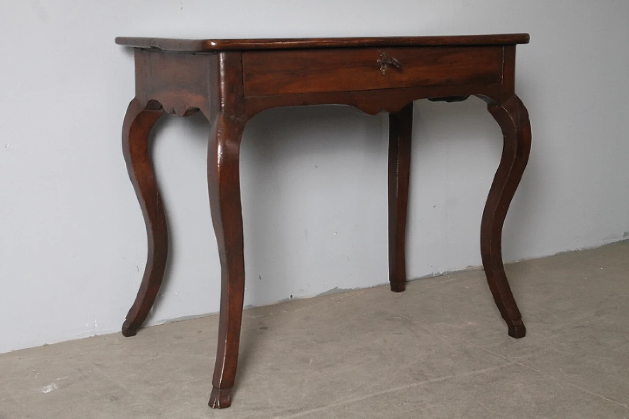 Louis XVI walnut writing desk with sabre legs, mid-18th century 2