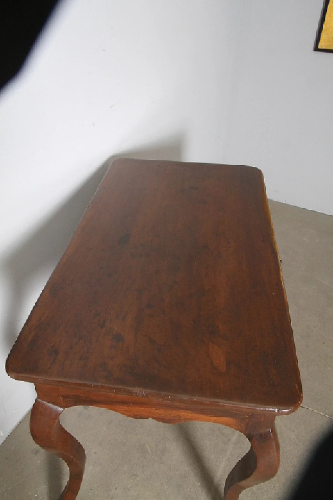 Louis XVI walnut writing desk with sabre legs, mid-18th century 6