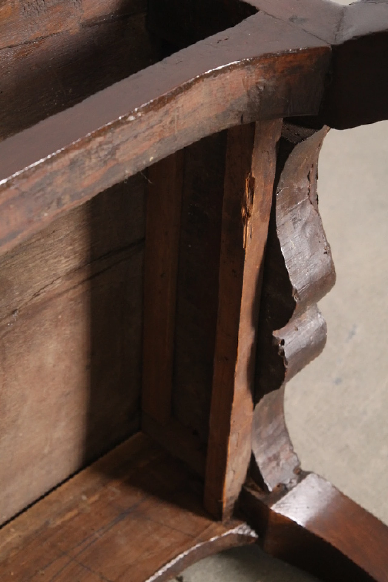 Louis XVI walnut writing desk with sabre legs, mid-18th century 9