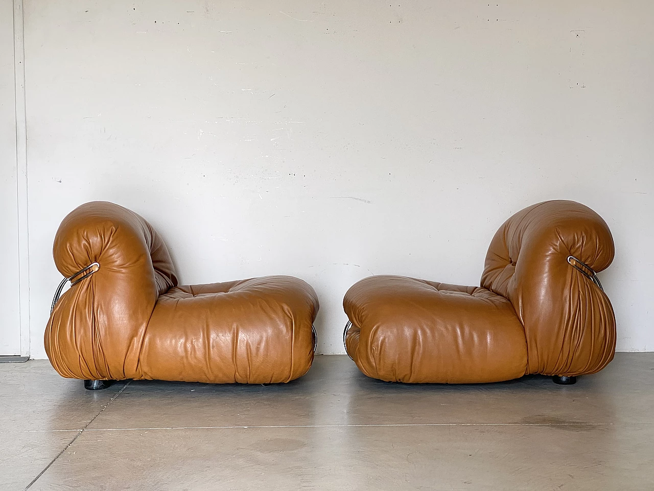 Pair of Soriana leather armchairs by Afra & Tobia Scarpa for Cassina, 1970s 3