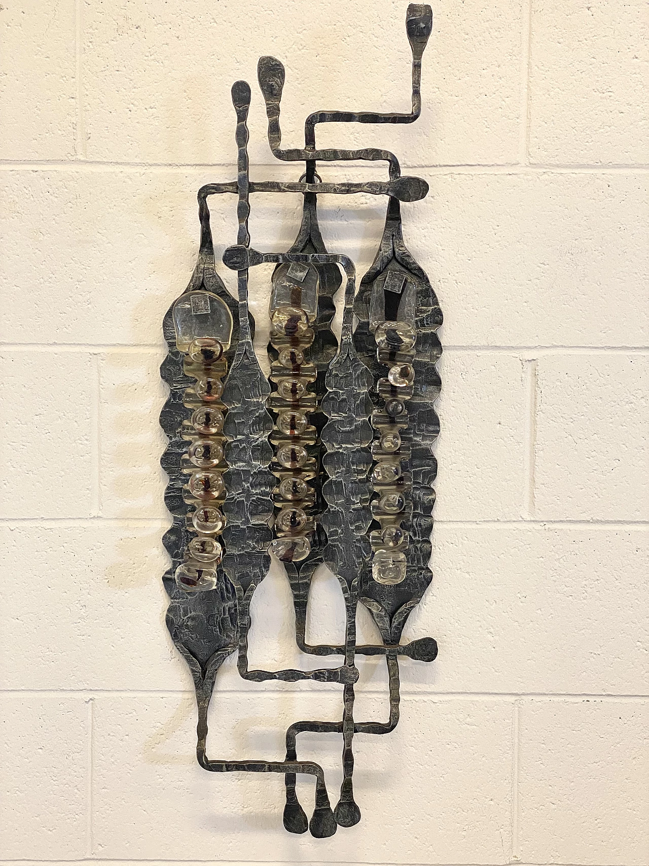 Brutalist four-light wall lamp in wrought iron and glass, 1960s 3