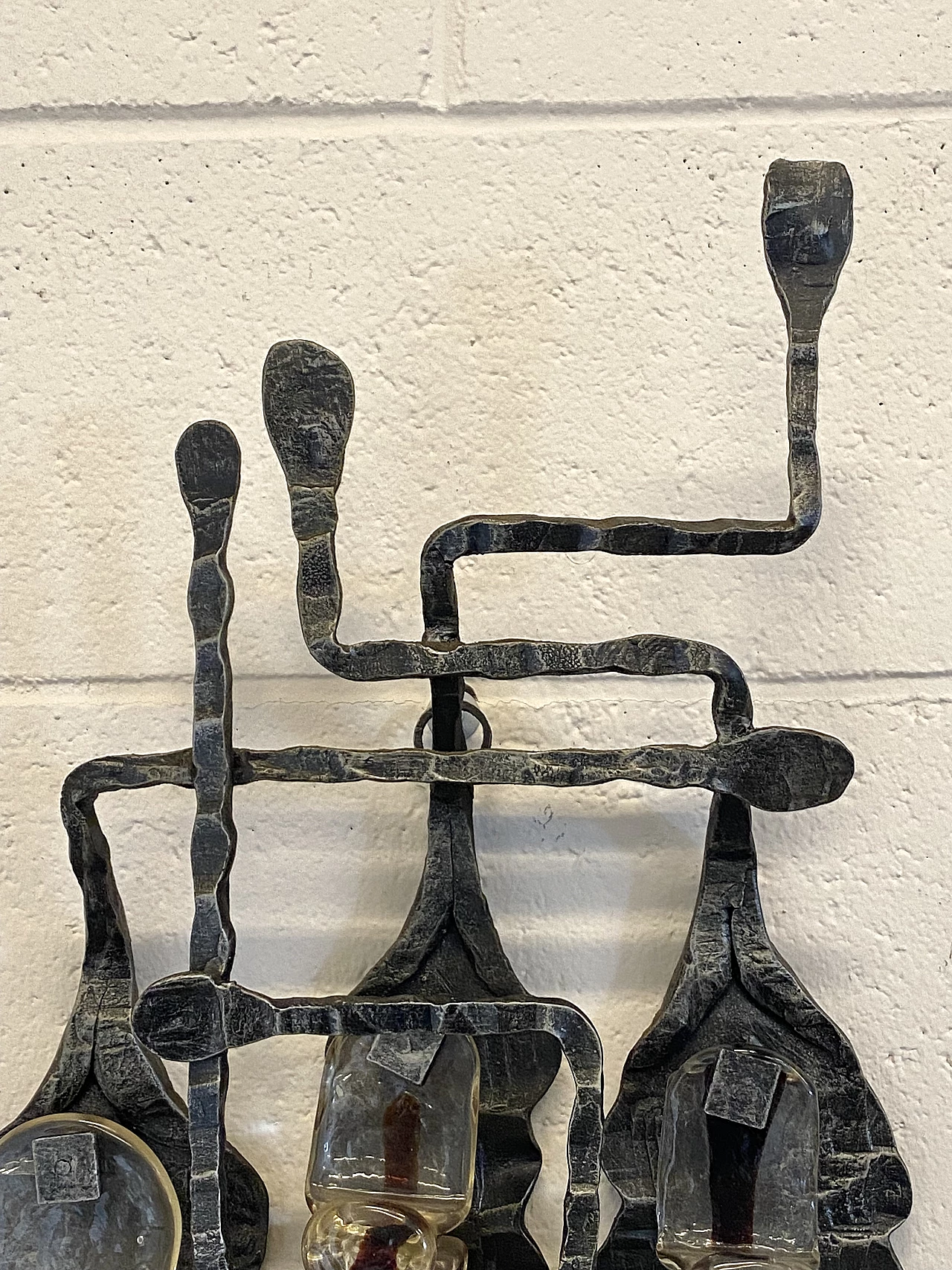 Brutalist four-light wall lamp in wrought iron and glass, 1960s 7