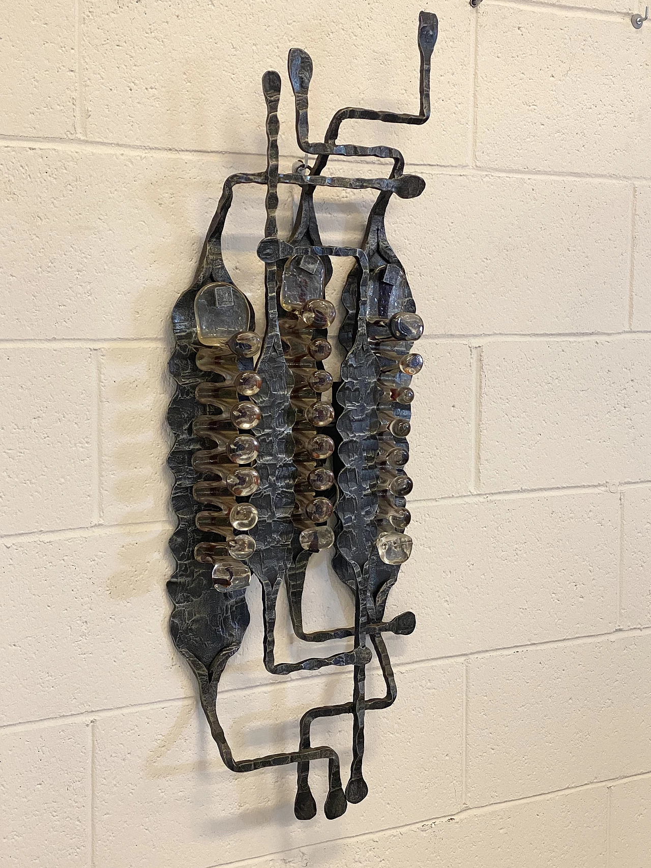Brutalist four-light wall lamp in wrought iron and glass, 1960s 9