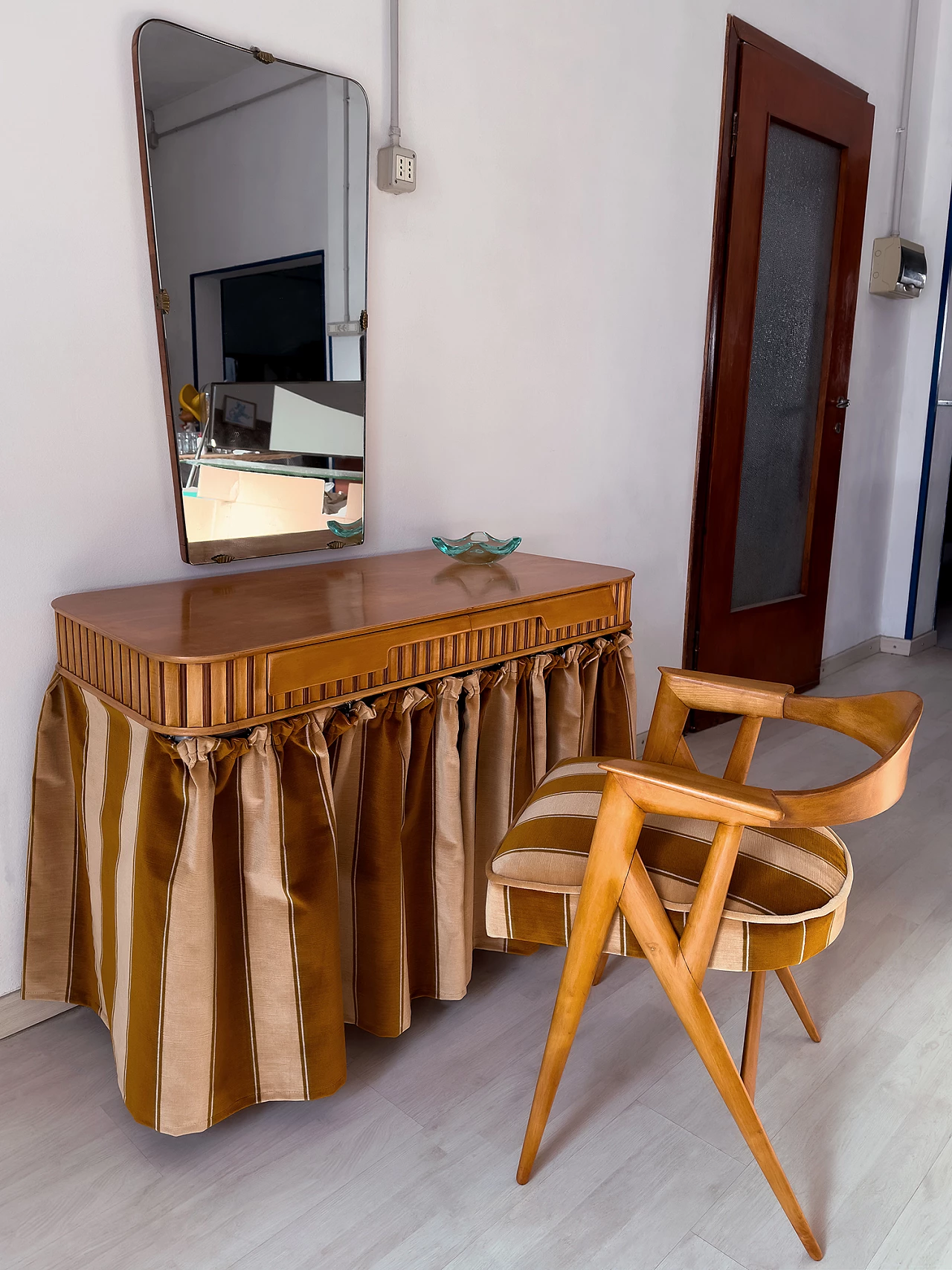 Maple vanity table with armchair by Vittorio Dassi, 1950s 7