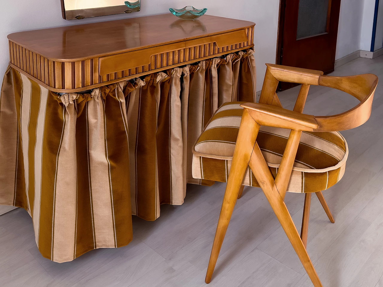 Maple vanity table with armchair by Vittorio Dassi, 1950s 9