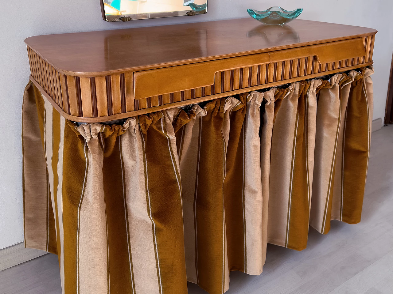 Maple vanity table with armchair by Vittorio Dassi, 1950s 11