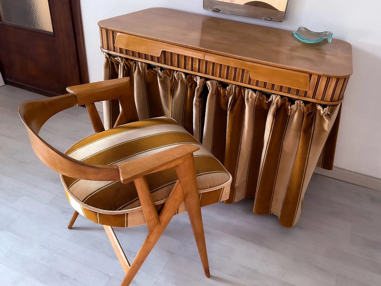 Maple vanity table with armchair by Vittorio Dassi, 1950s 22