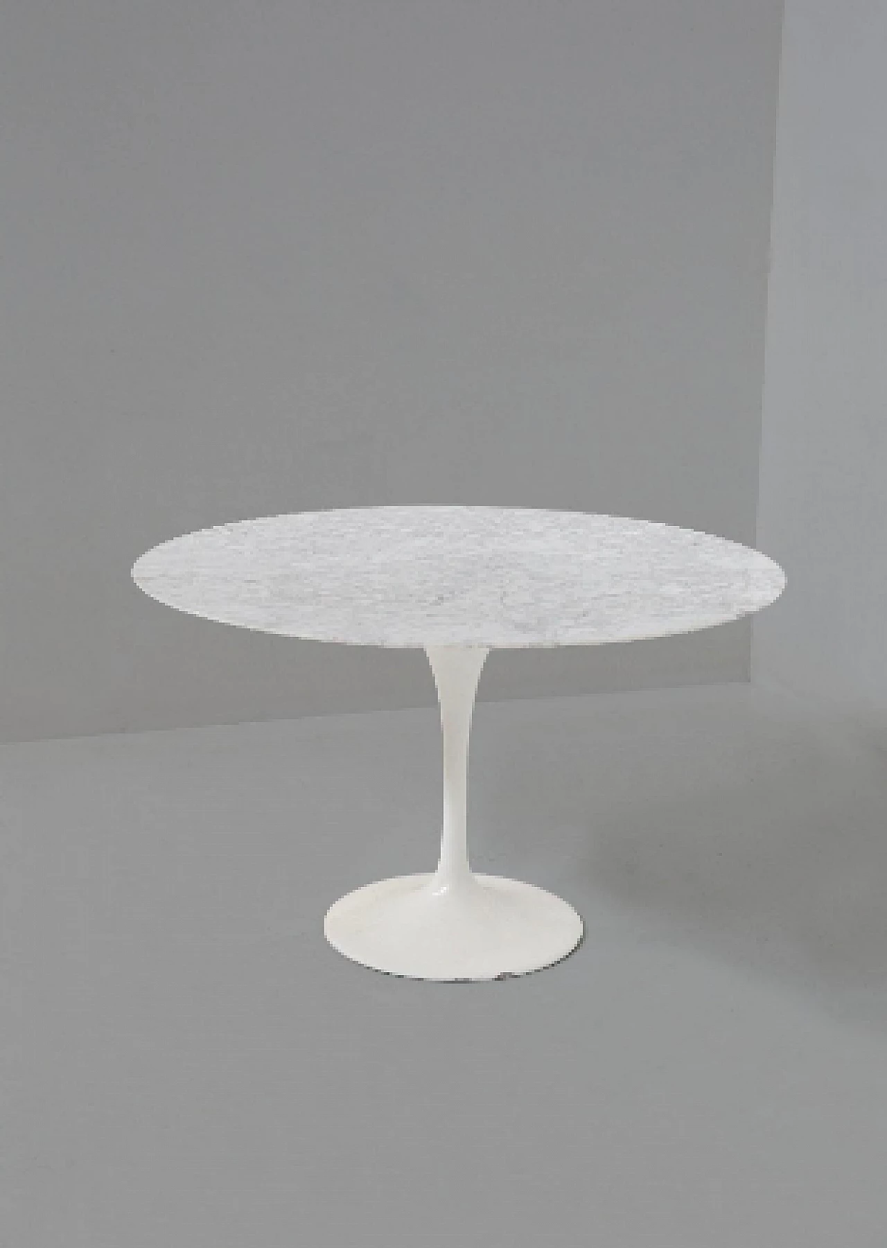 Marble and aluminium round table attributed to Eero Saarinen, 1970s 2