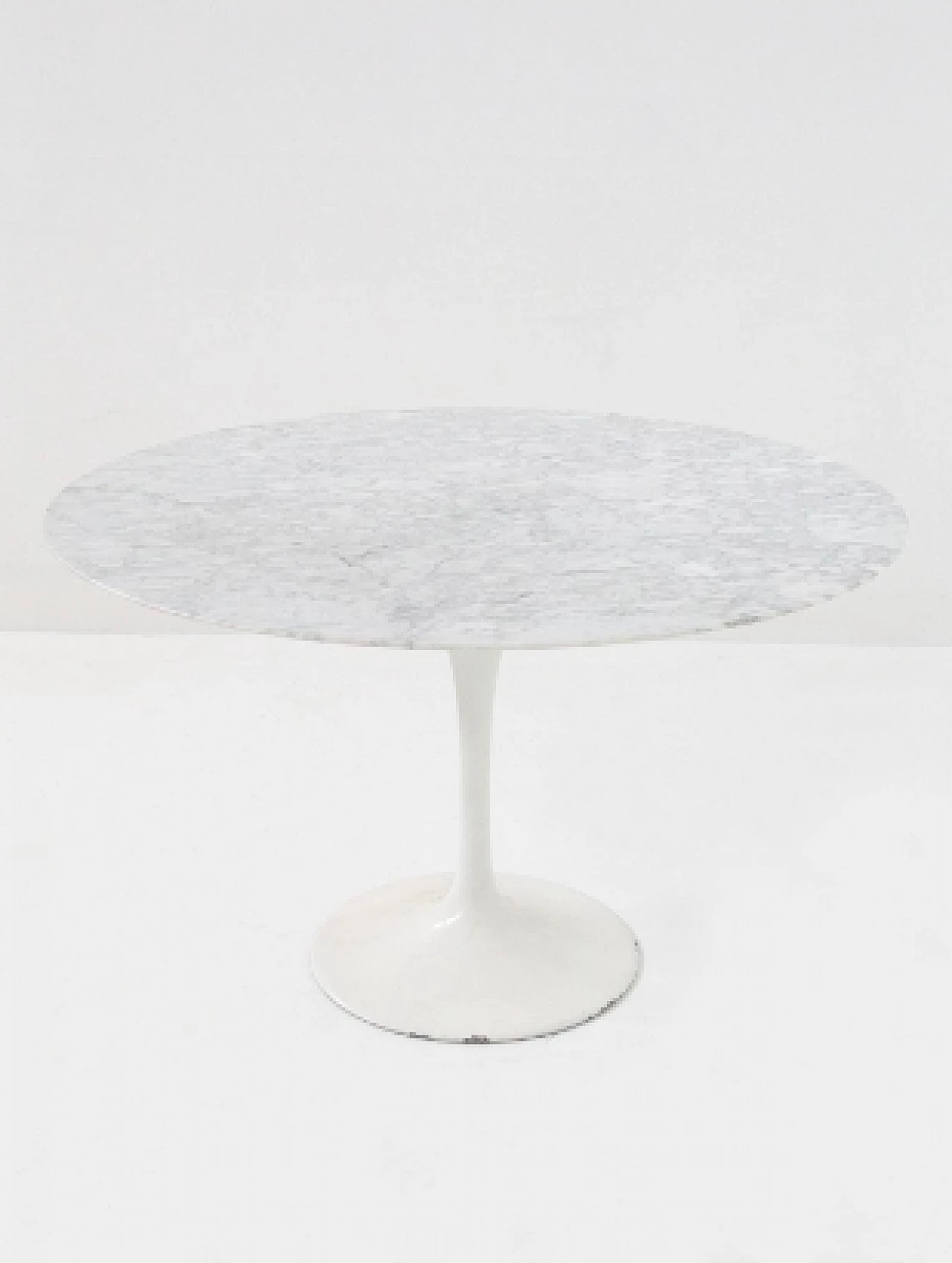 Marble and aluminium round table attributed to Eero Saarinen, 1970s 3