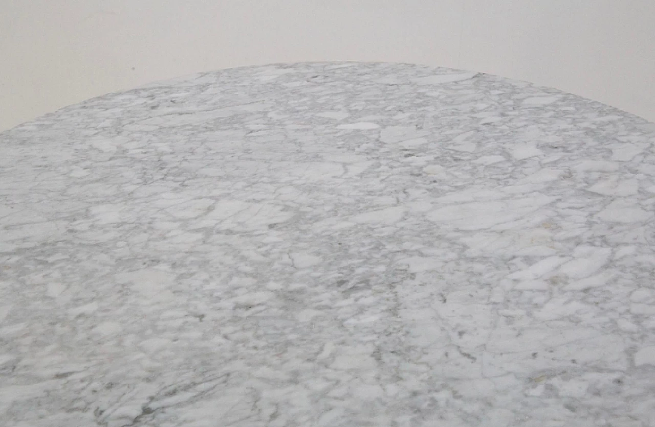 Marble and aluminium round table attributed to Eero Saarinen, 1970s 4