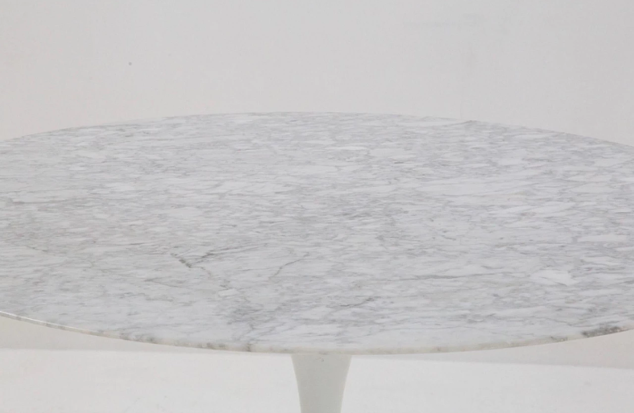 Marble and aluminium round table attributed to Eero Saarinen, 1970s 5