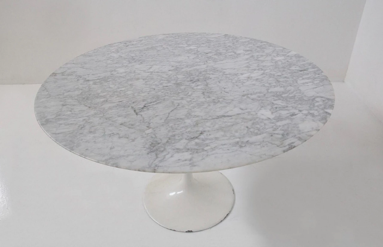 Marble and aluminium round table attributed to Eero Saarinen, 1970s 6