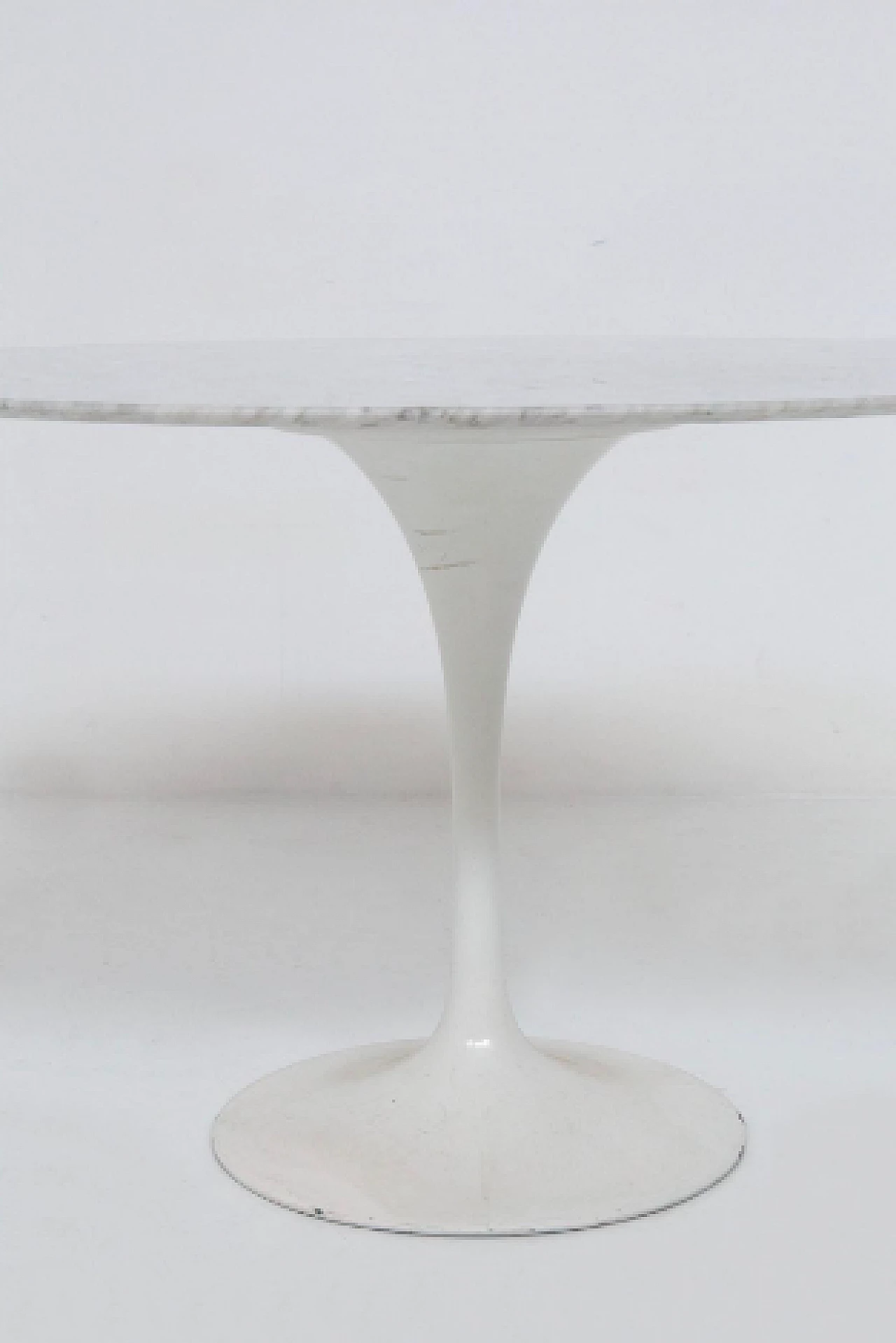 Marble and aluminium round table attributed to Eero Saarinen, 1970s 7