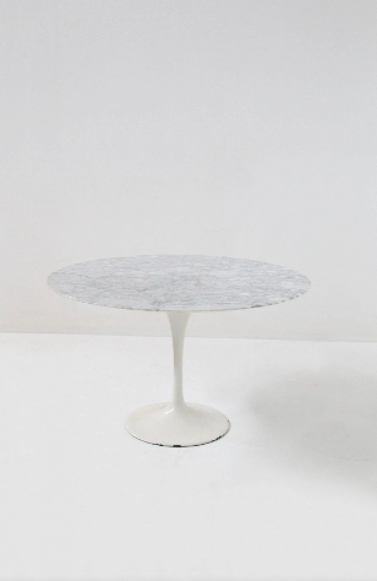 Marble and aluminium round table attributed to Eero Saarinen, 1970s 8