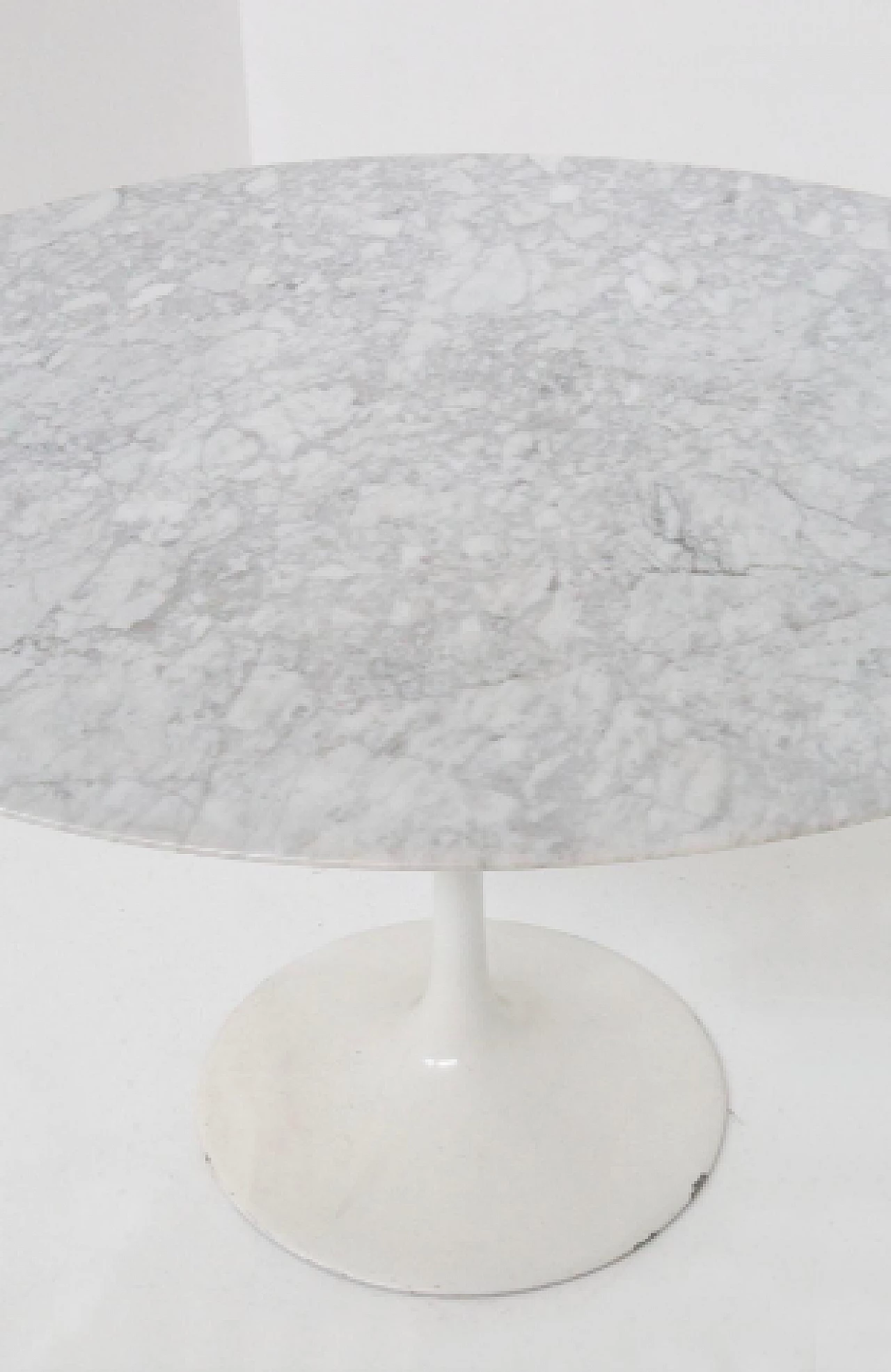 Marble and aluminium round table attributed to Eero Saarinen, 1970s 10