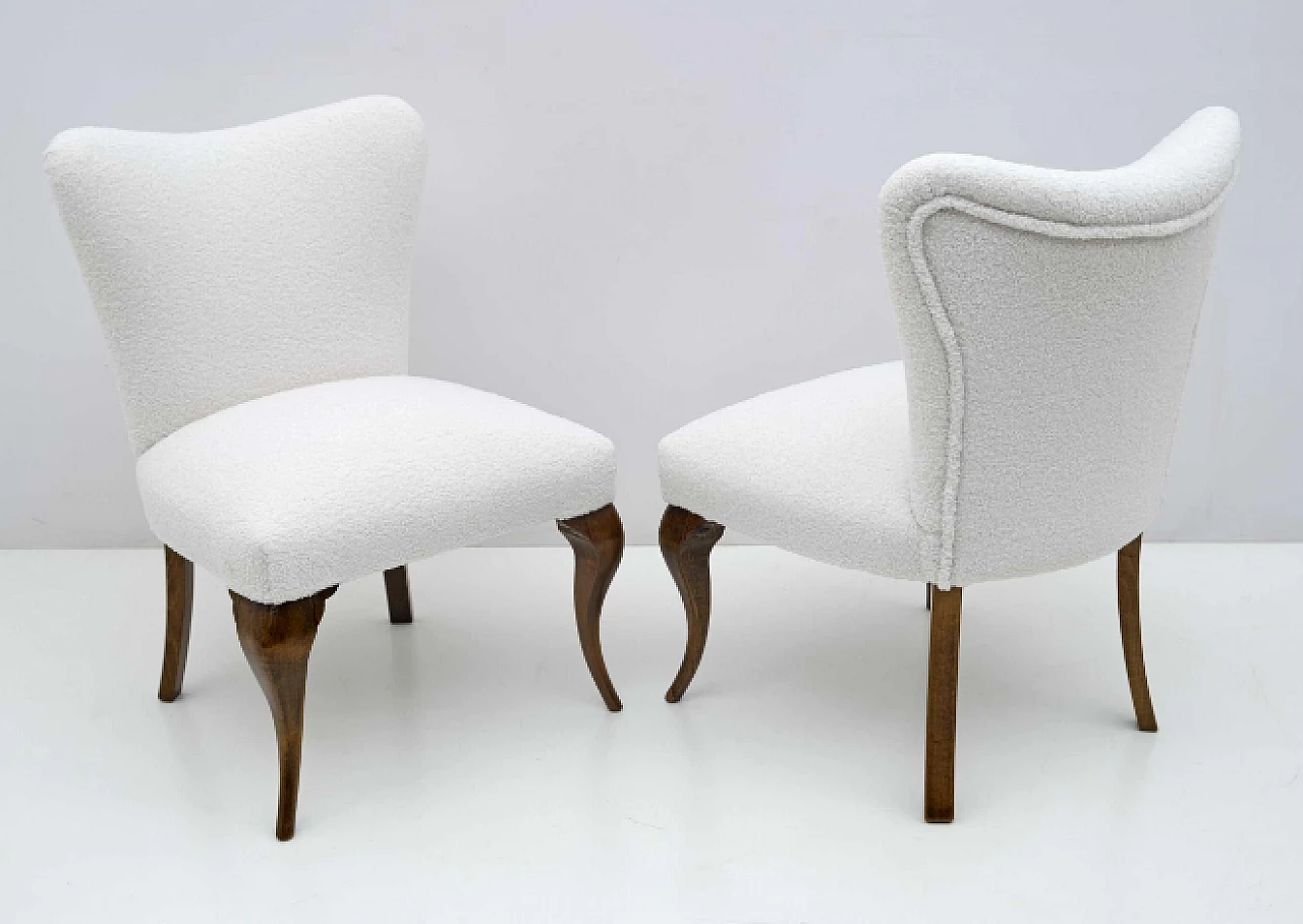 Coppia di sedie stile Chippendale in legno e bouclé bianco, anni '40 2