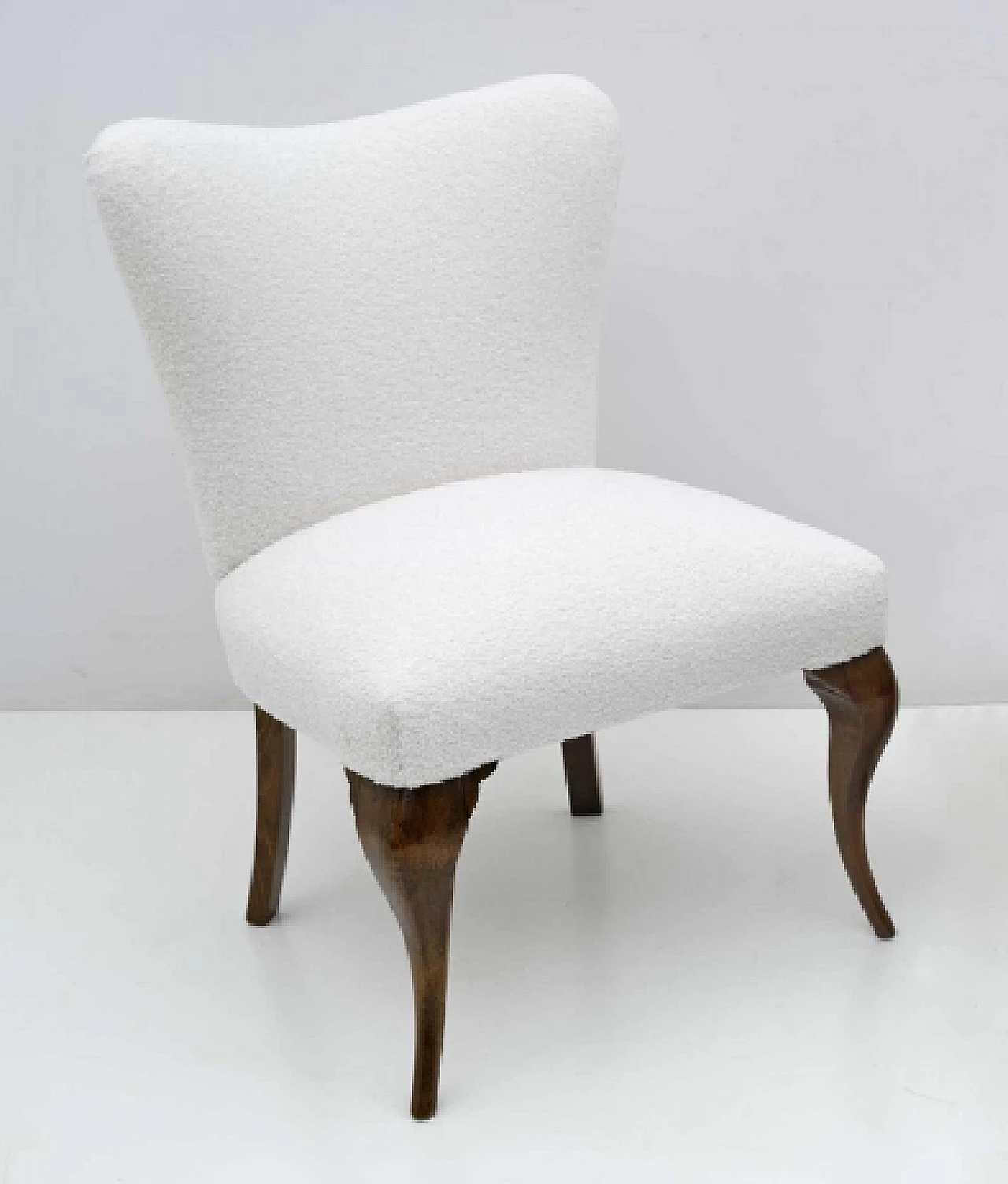 Coppia di sedie stile Chippendale in legno e bouclé bianco, anni '40 3