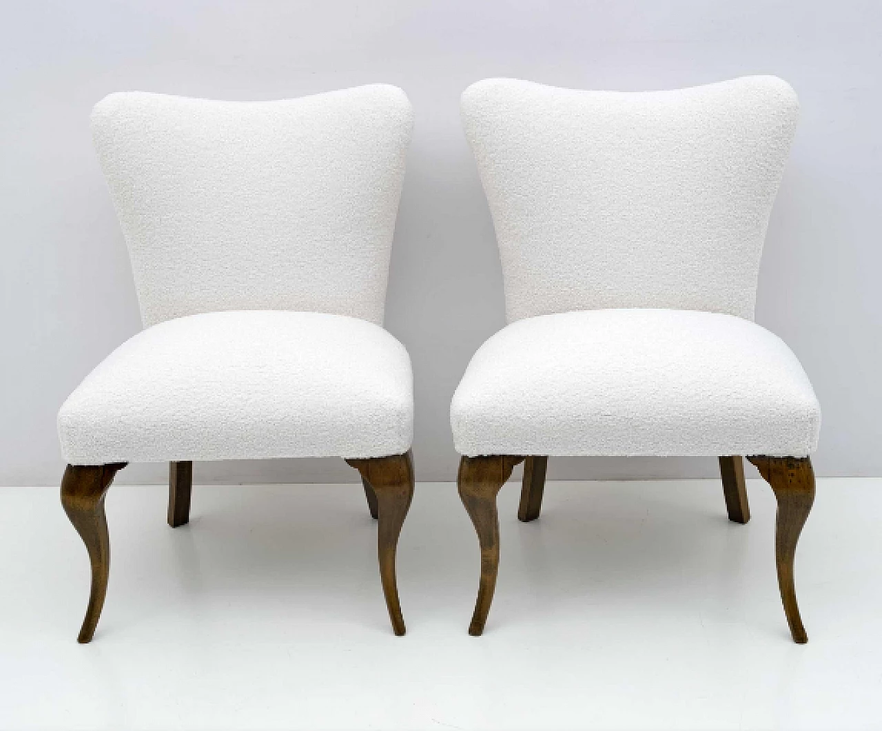 Coppia di sedie stile Chippendale in legno e bouclé bianco, anni '40 4