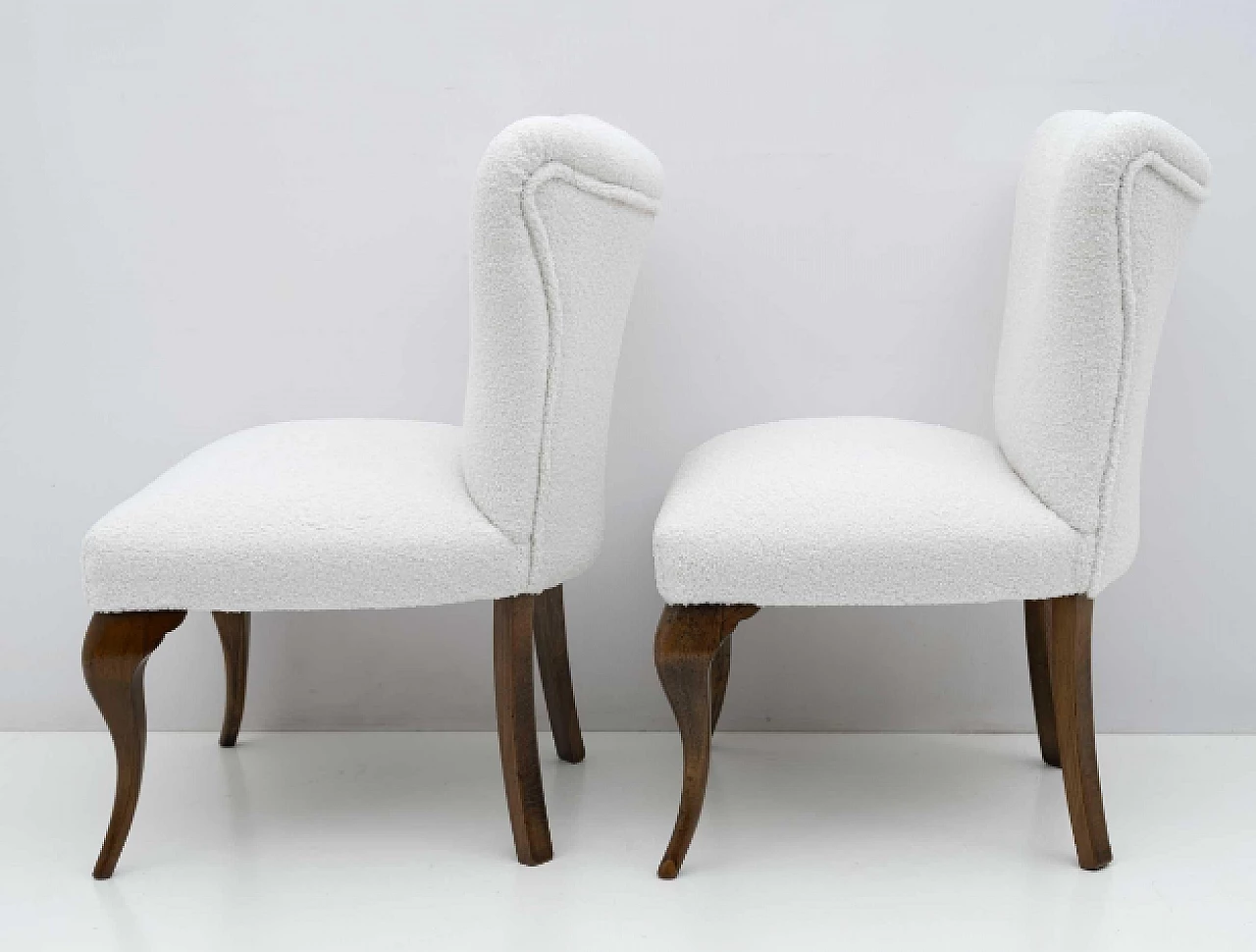 Coppia di sedie stile Chippendale in legno e bouclé bianco, anni '40 5