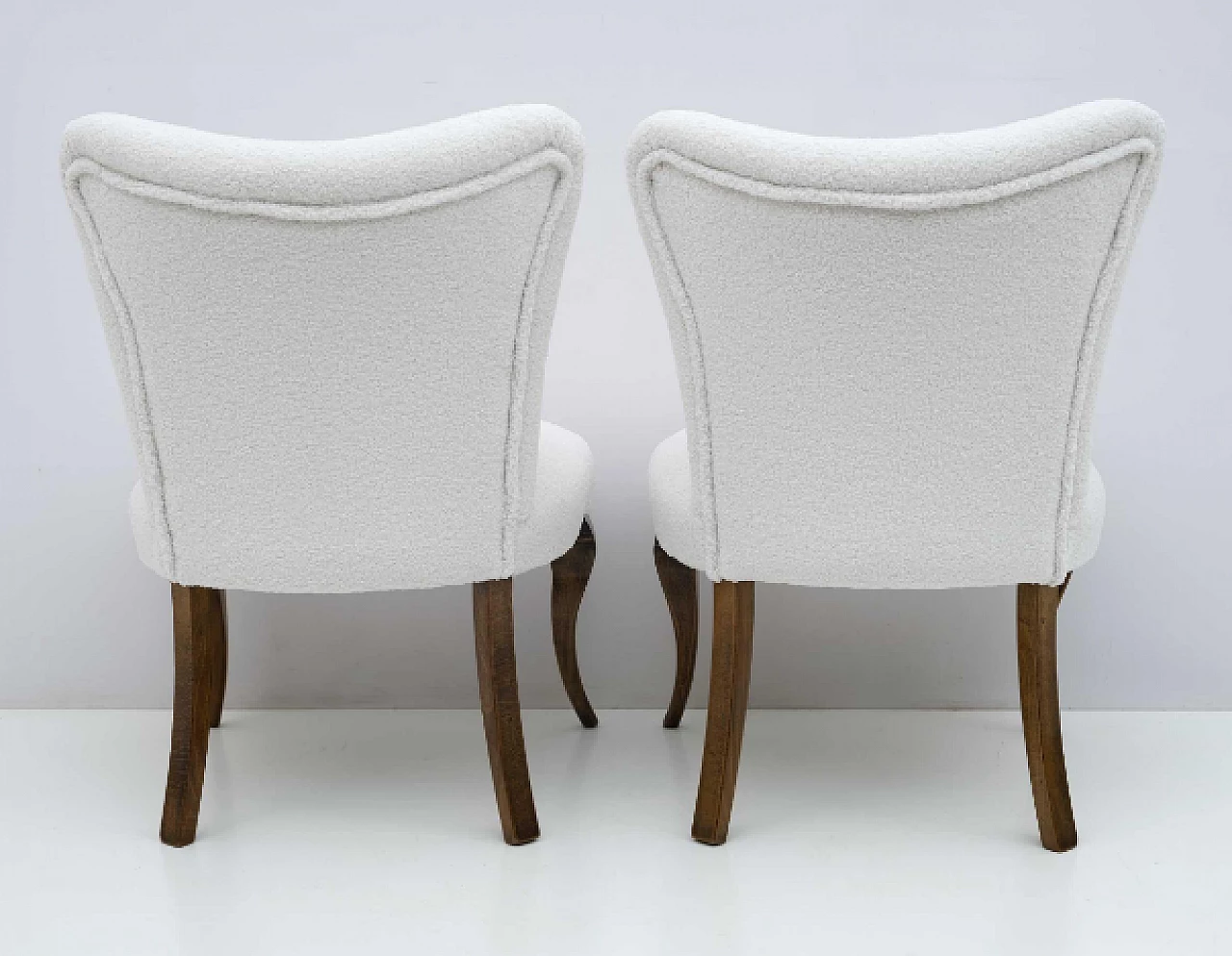 Coppia di sedie stile Chippendale in legno e bouclé bianco, anni '40 6
