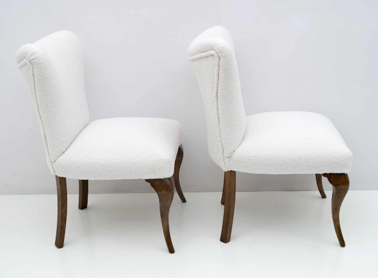 Coppia di sedie stile Chippendale in legno e bouclé bianco, anni '40 7