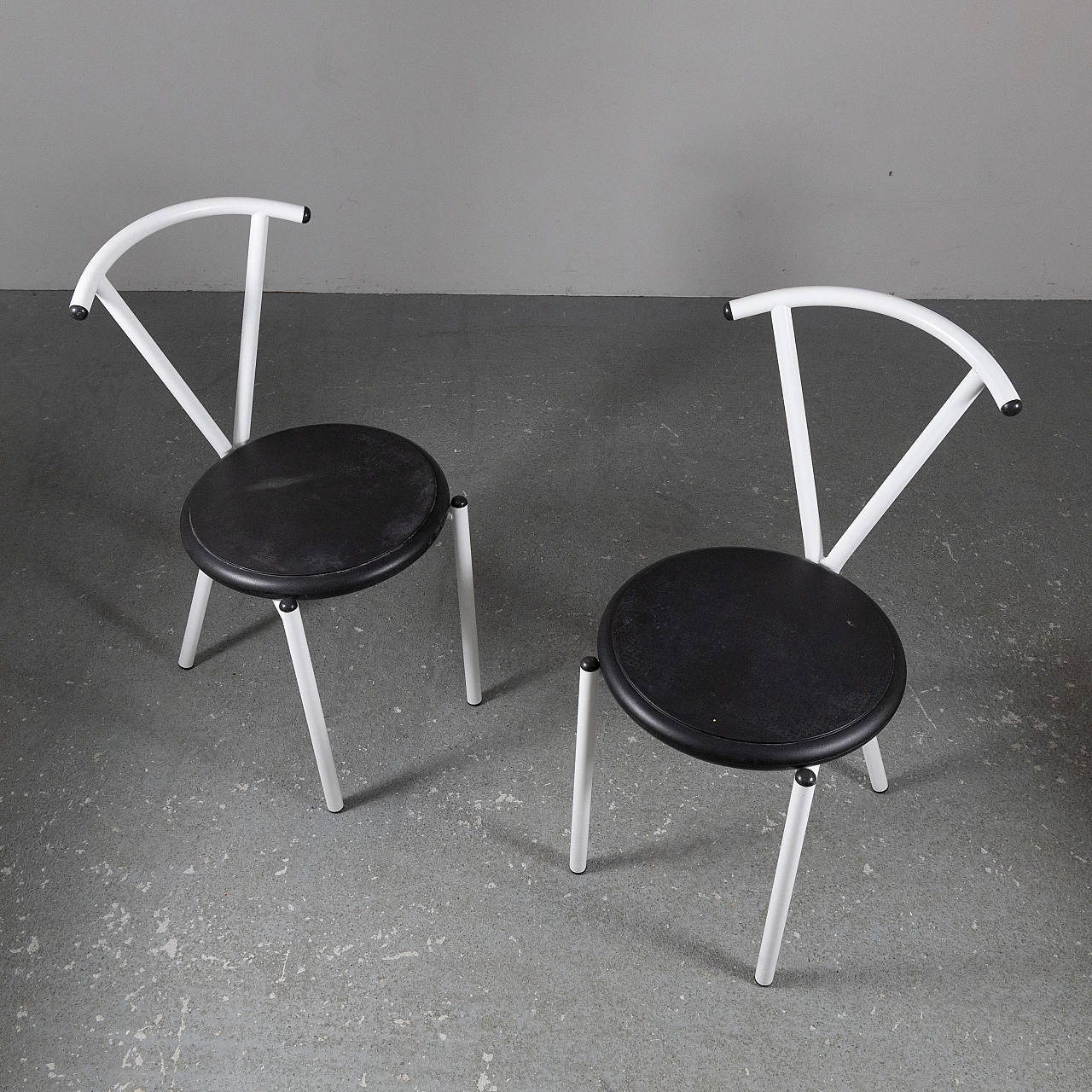 6 Chairs in white painted metal with black seat, 1970s 3