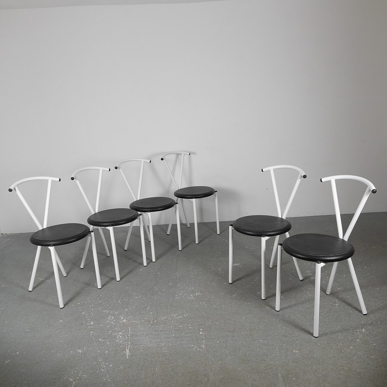 6 Sedie in metallo verniciato bianco con seduta nera, anni '70 5