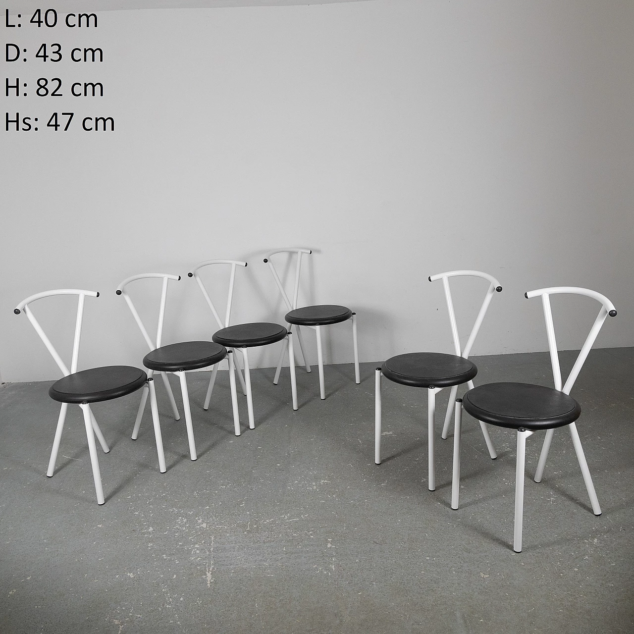 6 Chairs in white painted metal with black seat, 1970s 6