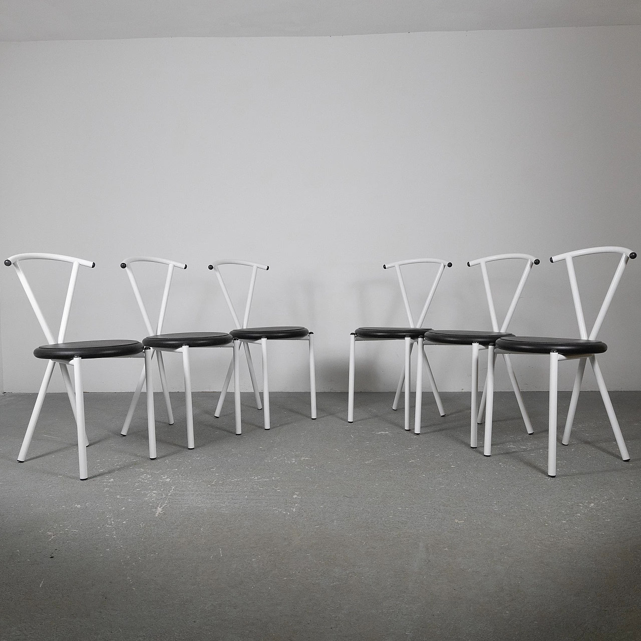 6 Chairs in white painted metal with black seat, 1970s 7