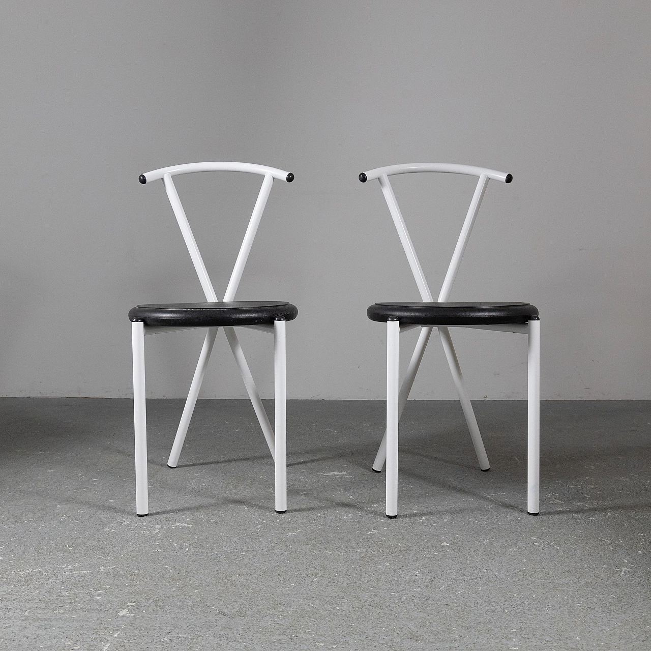 6 Chairs in white painted metal with black seat, 1970s 8