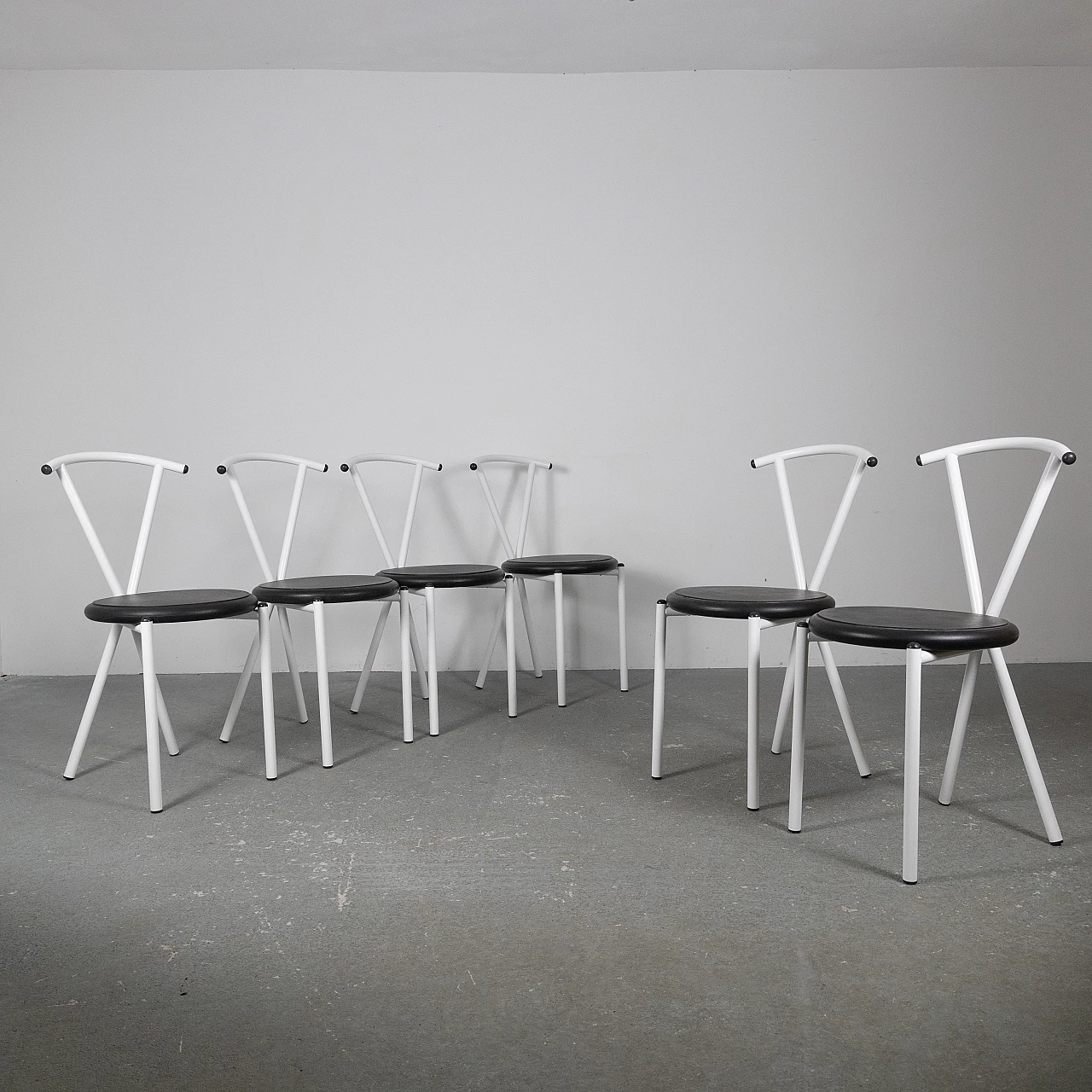 6 Chairs in white painted metal with black seat, 1970s 11