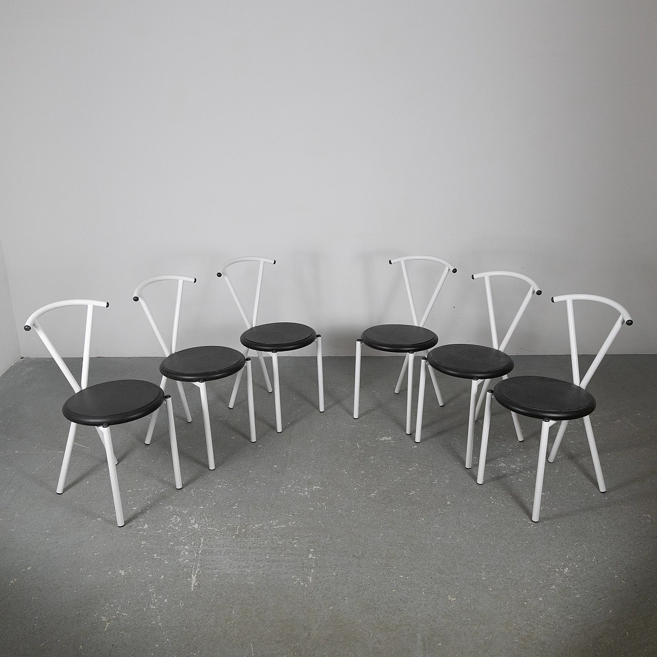 6 Sedie in metallo verniciato bianco con seduta nera, anni '70 12
