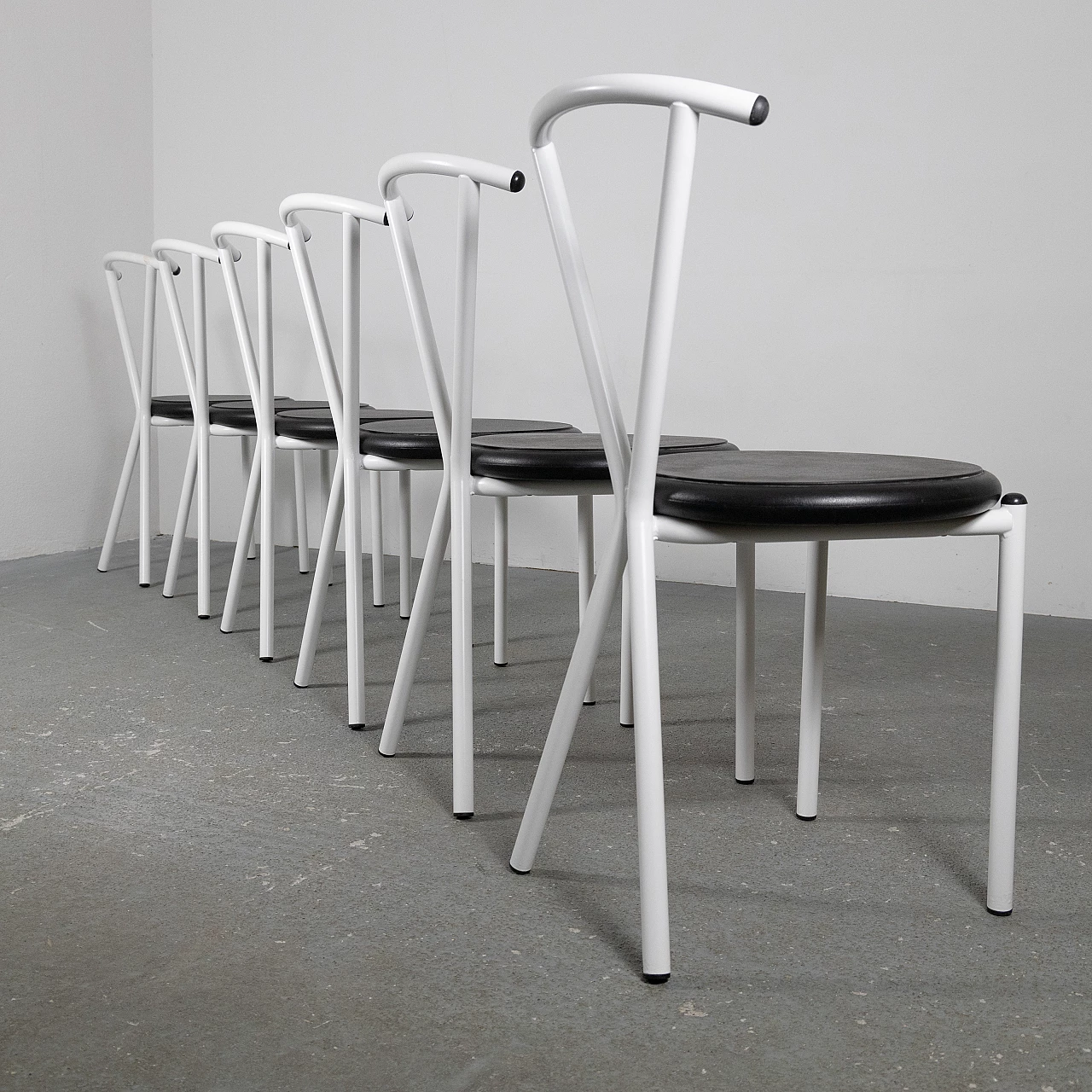 6 Chairs in white painted metal with black seat, 1970s 13