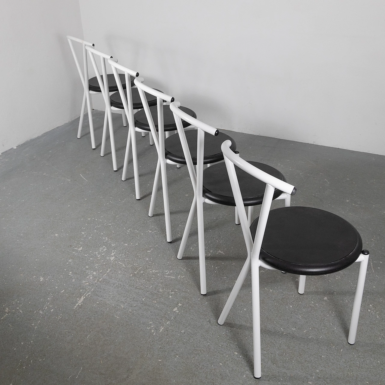 6 Chairs in white painted metal with black seat, 1970s 14