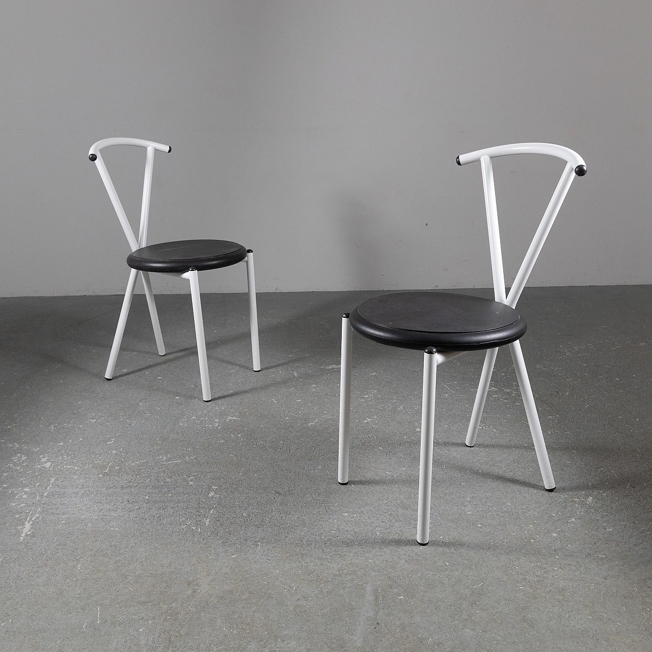 6 Chairs in white painted metal with black seat, 1970s 15