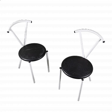 6 Chairs in white painted metal with black seat, 1970s