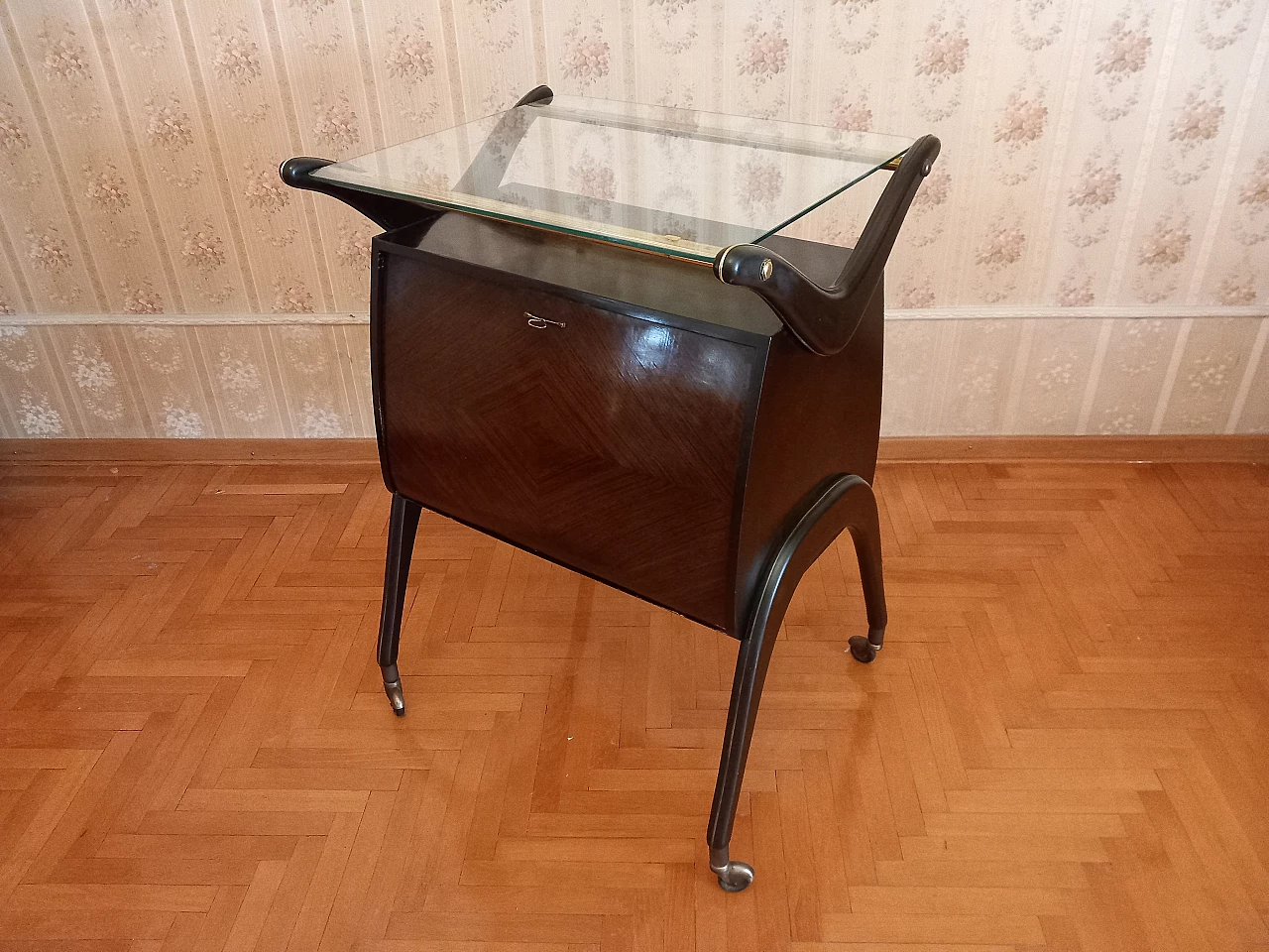 Carrello bar in legno con pianale in vetro, anni '50 1