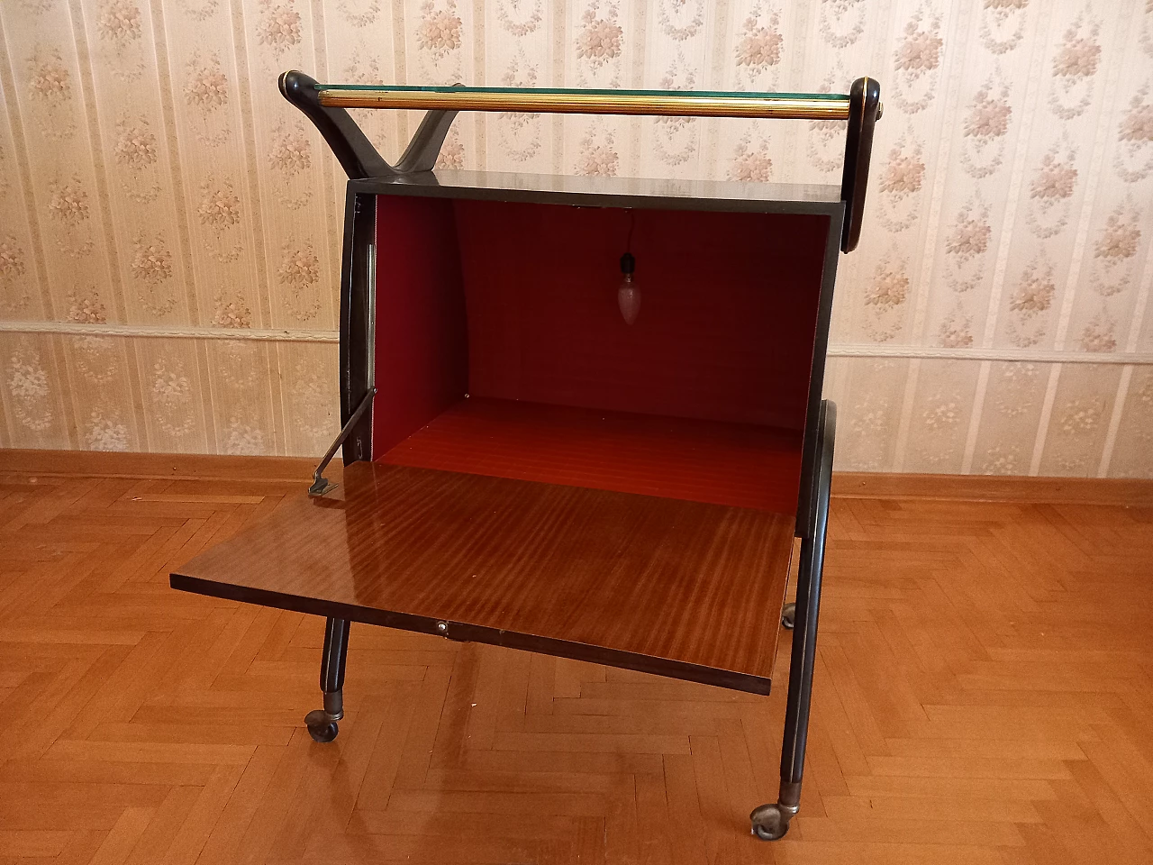 Carrello bar in legno con pianale in vetro, anni '50 2