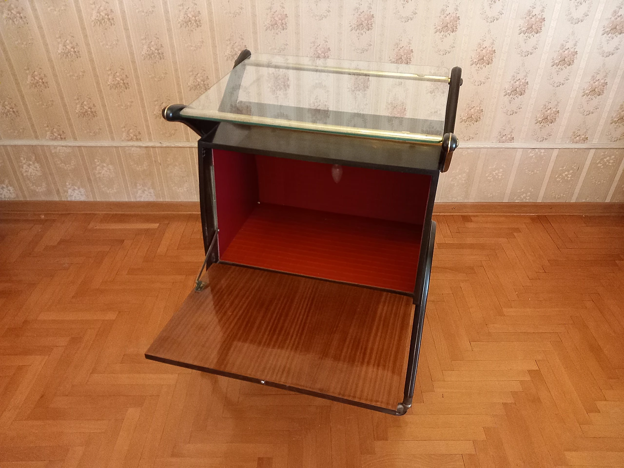 Carrello bar in legno con pianale in vetro, anni '50 3