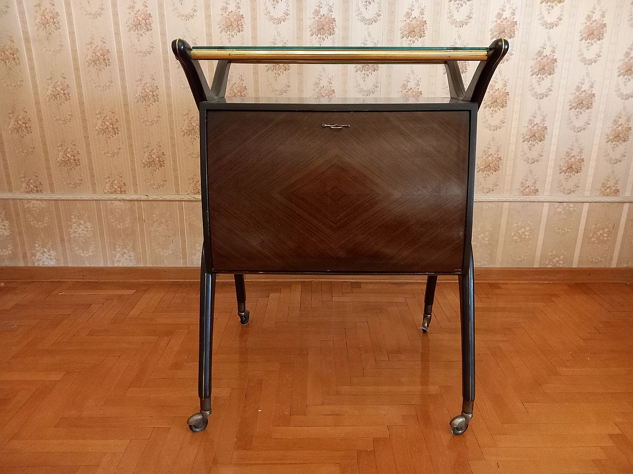 Carrello bar in legno con pianale in vetro, anni '50 4