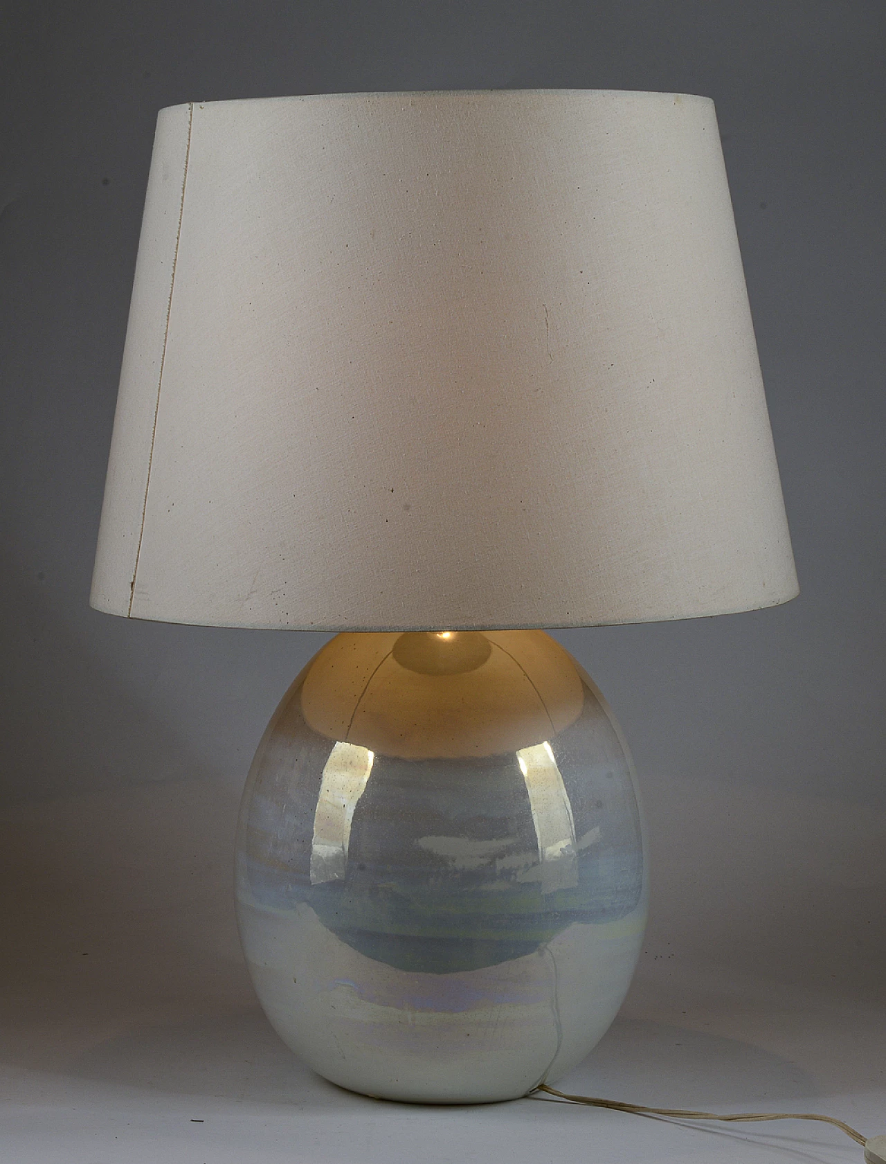 Lampada da tavolo in ceramica perlata bianca cangiante invetriata iridescente, anni '80 1