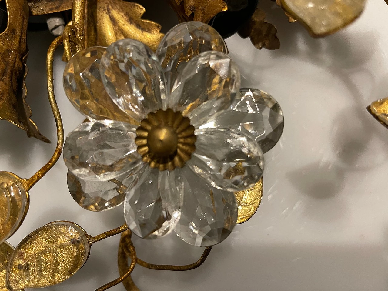 Plafoniera in tôle dorato e vetro di Murano, anni '60 5