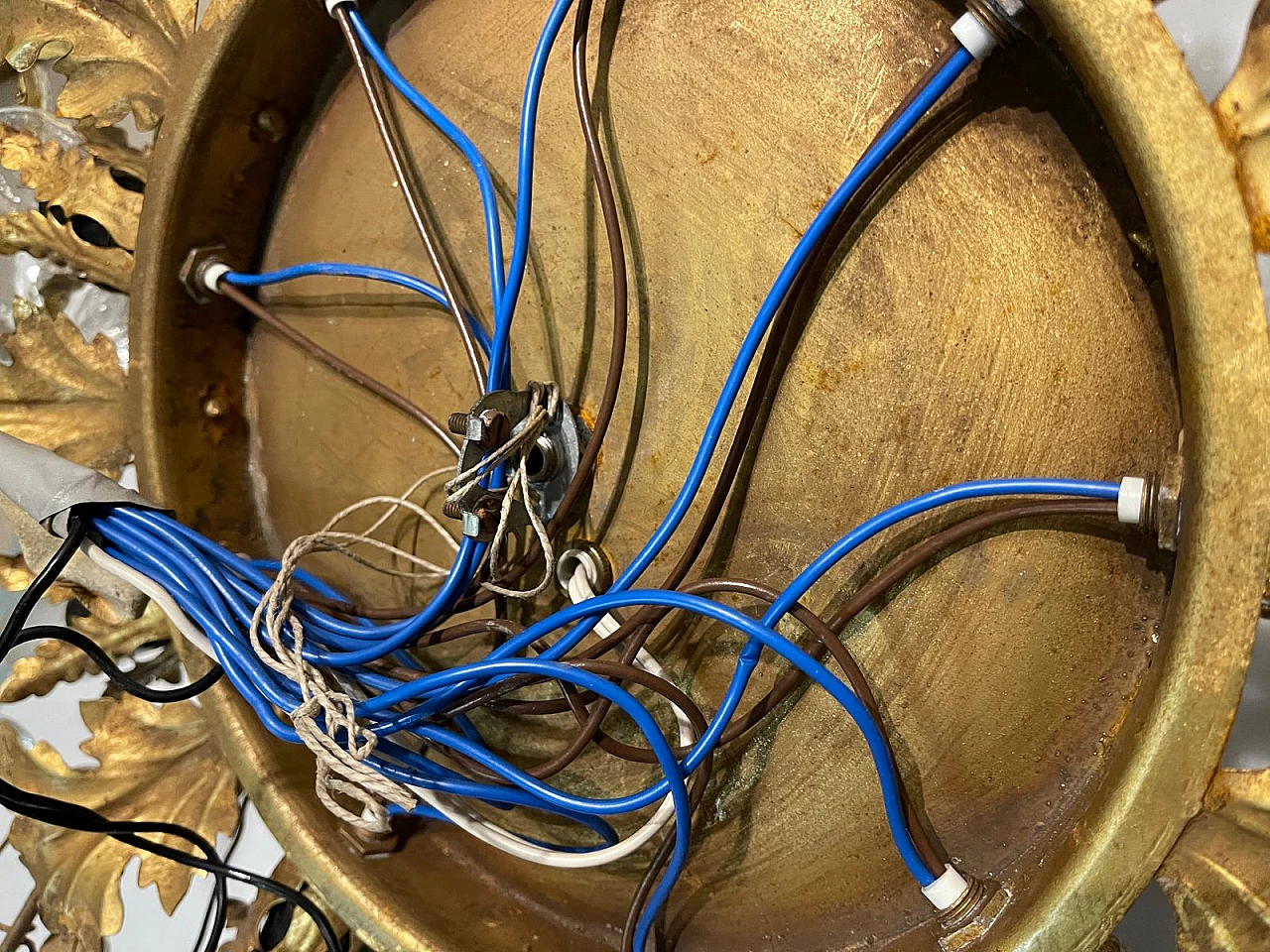 Plafoniera in tôle dorato e vetro di Murano, anni '60 9