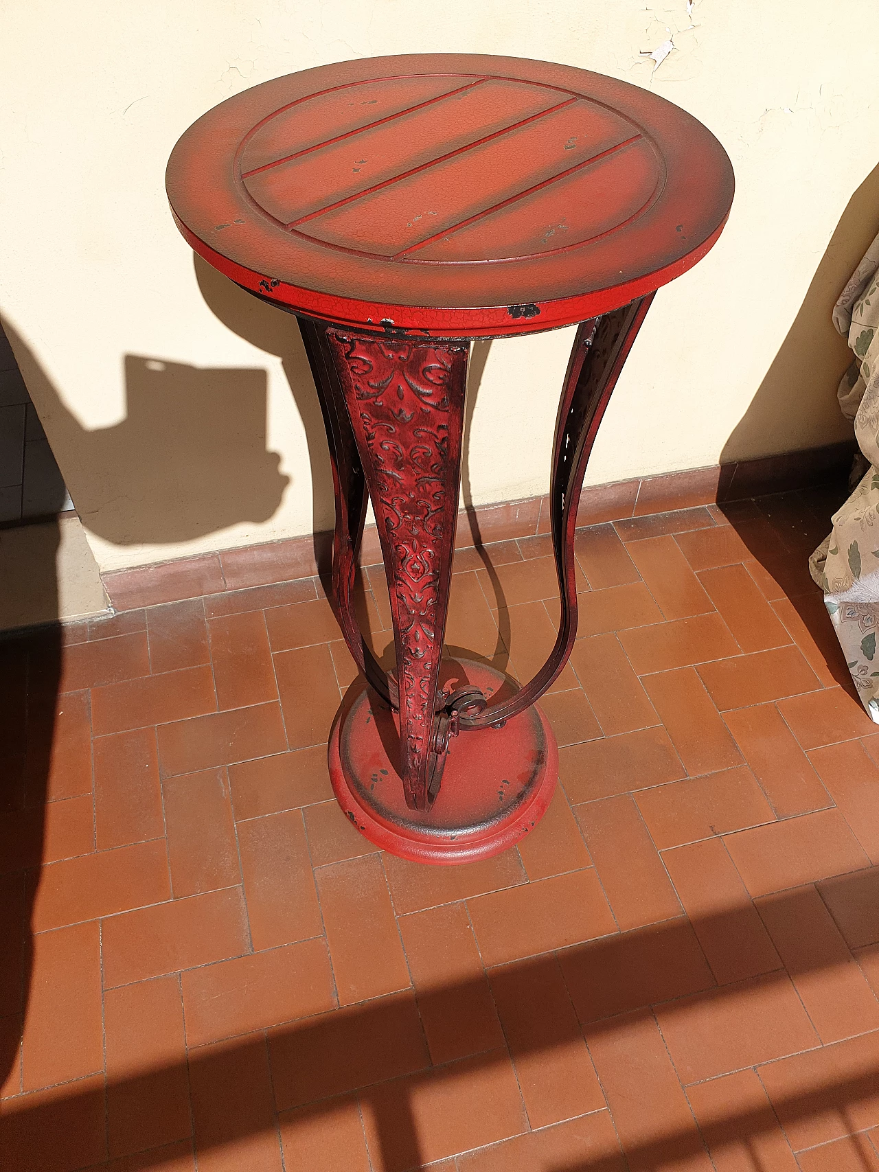Tavolino in metallo rosso anticato, anni '90 1