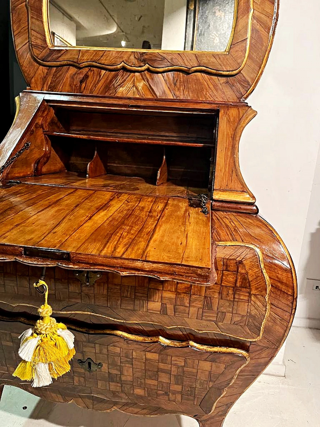 Piedmontese veneered and inlaid walnut trumeau, 18th century 5