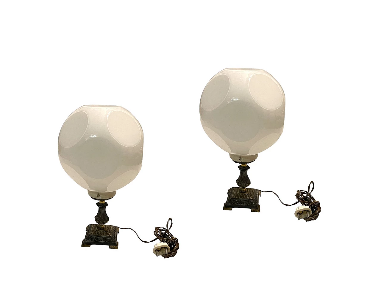 Coppia di lampade da tavolo a forma di dado in vetro opalino, anni '60 1