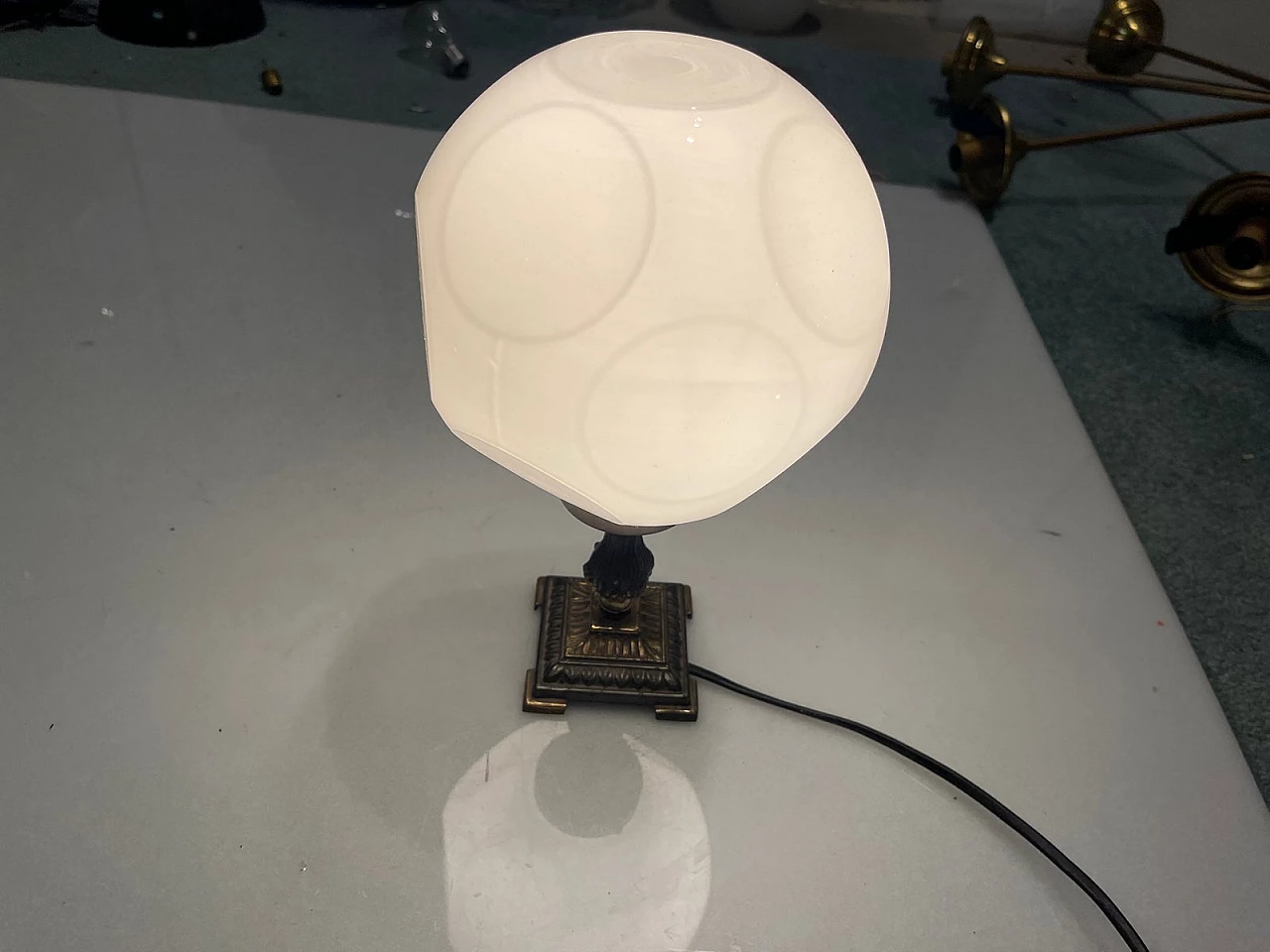 Coppia di lampade da tavolo a forma di dado in vetro opalino, anni '60 2